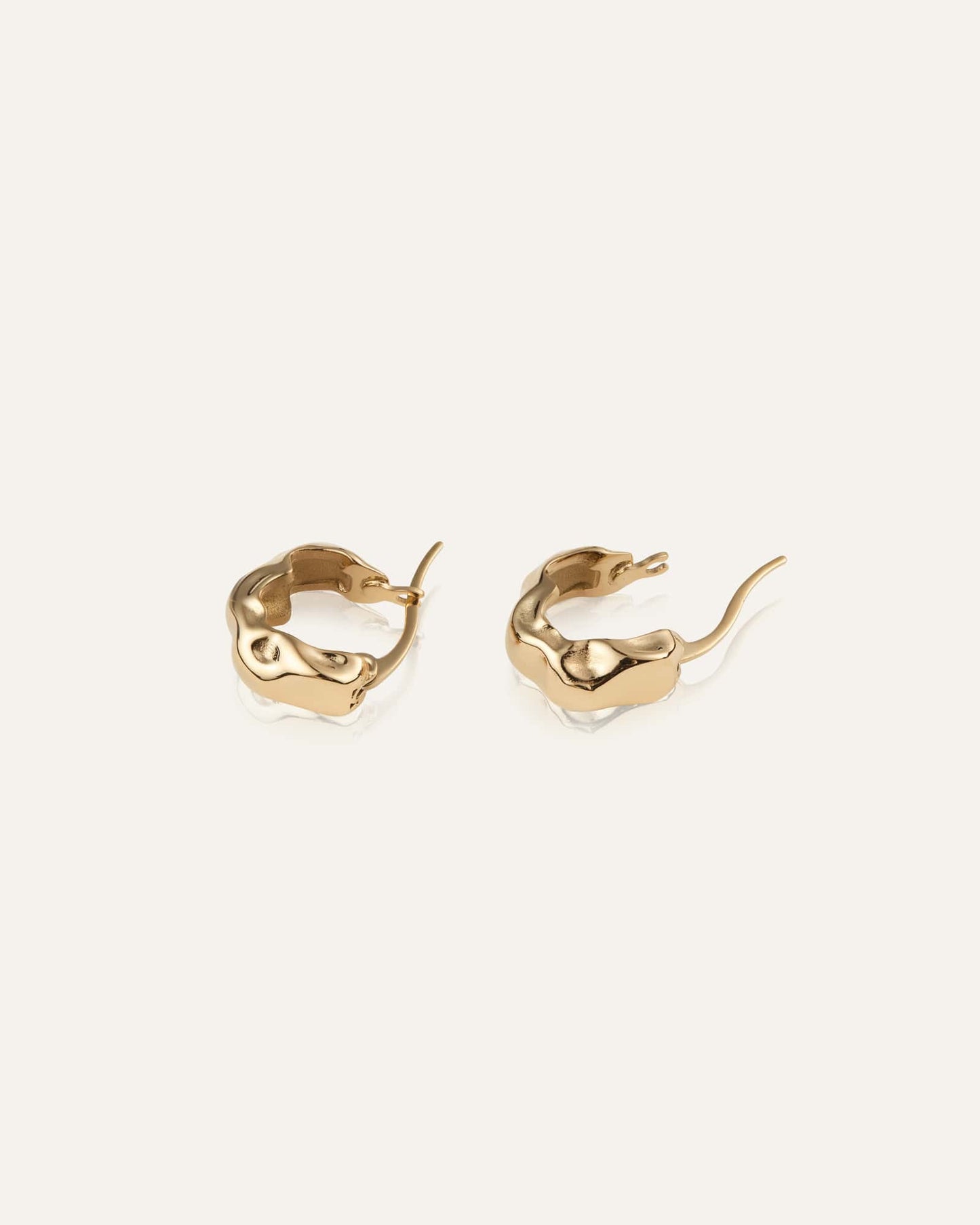 WAVY BOLDED MINI GOLD HOOPS